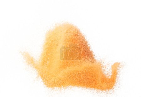 Foto de Explosión voladora de arena naranja de pequeño tamaño, onda de grano de arenas frutales explotan. Nube abstracta vuela. Salpicadura de arena de color naranja lanzando en el aire. Fondo blanco Obturador aislado de alta velocidad, congelación de lanzamiento - Imagen libre de derechos