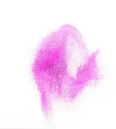 Foto de Explosión voladora de arena púrpura de pequeño tamaño, onda de grano de arenas violetas explotan. Nube abstracta vuela. arena de color púrpura salpicadura lanzando en el aire. Fondo blanco Obturador aislado de alta velocidad, congelación de lanzamiento - Imagen libre de derechos