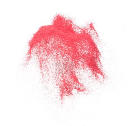 Foto de Explosión voladora de arena roja de pequeño tamaño, explosión de onda de grano de arena de sangre. Nube abstracta vuela. Salpicadura de arena de color rojo lanzando en el aire. Fondo blanco obturador de alta velocidad aislado, lanzando parada de congelación - Imagen libre de derechos