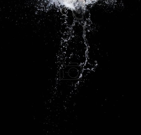 Foto de Forma de gotita de agua salpica en el ataque de gota de agua revoloteando en el aire y detener el disparo de congelación de movimiento. Splash Agua para elementos de recursos gráficos de textura, fondo negro aislado - Imagen libre de derechos