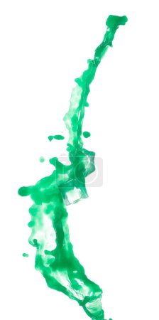 Foto de Green paint liquid fly in mid air with ice cube cool, apple vegetable juice falling scatter, explosion float in shape form droplet line. Fondo blanco aislado congelar movimiento obturador de alta velocidad - Imagen libre de derechos