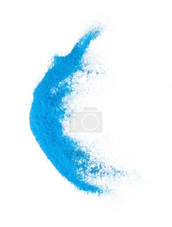 Foto de Explosión voladora de arena azul de pequeño tamaño, onda de grano de arenas oceánicas explotan. Nube abstracta vuela. Salpicadura de arena de color azul lanzando en el aire. Fondo blanco obturador de alta velocidad aislado, lanzando parada de congelación - Imagen libre de derechos
