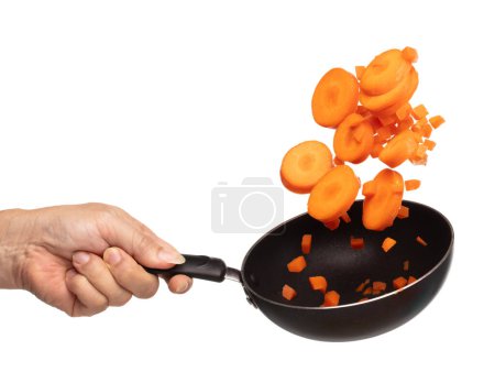 Téléchargez les photos : Carrot fresh fly float in Air turn to Cube dice mix with slice shape. Beta Carotene orange color in Carrot is good health. Many Dice cube carrot flying throw up in Air by cooking pan. White background - en image libre de droit
