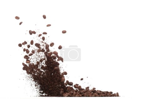 Téléchargez les photos : Coffee powder mix bean fly explosion, Coffee crushed mix seed float explode, abstract cloud fly. Coffee dust powder bean splash throwing in Air. White background Isolated high speed shutter, freeze - en image libre de droit