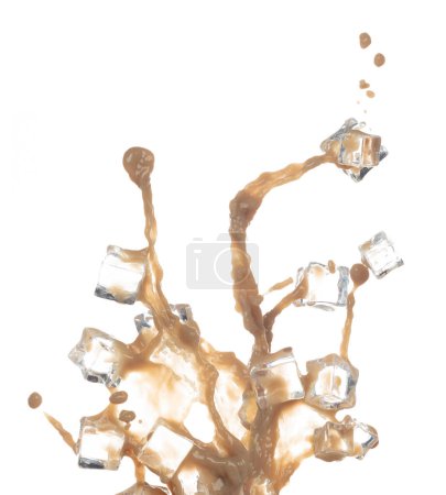 Té de leche caída cubo de hielo fresco vertiendo hacia abajo en forma de línea. Leche Salpicadura de café helado en gota gota, chocolate cacao ataque aleteo explosión en el aire. Fondo blanco aislado, congelación de movimiento de parada