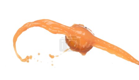 Foto de Zumo de naranja vertiendo en forma de línea. Jugoso naranja golpeó fruta completa revoloteando explosión en el aire, salpicadura de agua líquida derrame como gotita de explosión. Fondo blanco aislado, congelación de movimiento de parada - Imagen libre de derechos