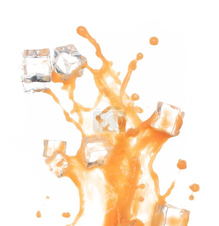 Téléchargez les photos : Jus de glace orange glaçon frais versant vers le bas en forme de ligne de forme. Orange explosion de flottement juteuse dans l'air, éclaboussure d'eau liquide comme une gouttelette d'explosion dans un bol en verre. Fond blanc isolé - en image libre de droit
