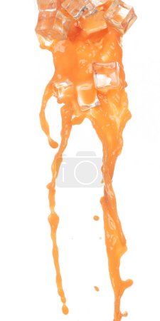 Foto de Zumo de naranja cubo fresco vertiendo en forma de línea de forma. Explosión jugosa del revoloteo de la naranja en el aire, derrame líquido del chapoteo del agua como gotita de la explosión en tazón de cristal. Fondo blanco aislado - Imagen libre de derechos