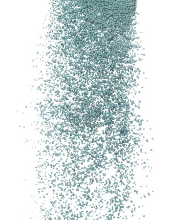 Foto de El fertilizante químico azul acelera la explosión de la caída de la mosca del crecimiento, muchos abono diminuto de la bola para plantar el lanzamiento del flotador en el aire. Fondo blanco aislado movimiento de congelación de alta velocidad - Imagen libre de derechos