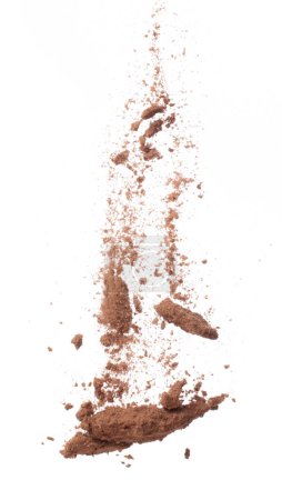 Kakaopulver fallen in die Luft, Kakaopulver explodiert. Kakaopulver Chocolate Chip Crunch in die Luft werfen. Weißer Hintergrund isoliert Freeze Motion High Speed Shutter