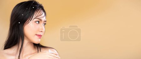 Téléchargez les photos : Portrait Face shot Belle jeune femme asiatique à la mode cosmétique maquillage peau propre sur fond jaune beige isolé. Soins du visage, élégance Cosmétologie, beauté amour féminin, espace de copie - en image libre de droit
