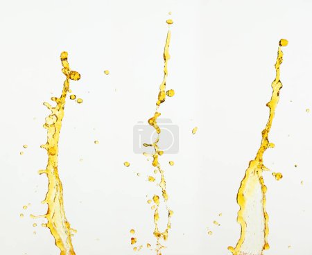 Téléchargez les photos : Orange, jus de citron ou éclaboussure de lubrifiant à l'huile, gouttes liquides de boisson jaune or. Fruit boissons éléments d'eau sous forme de ligne. Des éclaboussures fraîches et des jets fluides, fond blanc isolé mouvement de gel - en image libre de droit