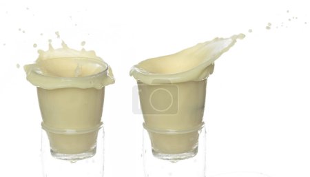 Foto de Tofu Soybean soymilk pour fall down. La leche de soja o crema cosmética hidratante derrama salpicaduras en forma de tazón de vidrio como color de la pintura. Fondo blanco aislado de alta velocidad obturador congelar el movimiento - Imagen libre de derechos