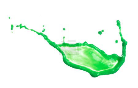 Foto de Té de leche Matcha verde se derrama, explosión en el aire. Derrame de té de leche Matcha verde salpicadura en forma de línea como color de pintura. Fondo blanco aislado de alta velocidad obturador congelar el movimiento - Imagen libre de derechos