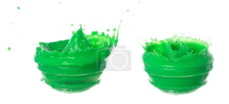 Foto de Té de leche Matcha verde se derrama, explosión en el aire. Verde Matcha Leche té derrame salpicaduras en forma de tazón de vidrio como color de la pintura. Fondo blanco aislado de alta velocidad obturador congelar el movimiento - Imagen libre de derechos