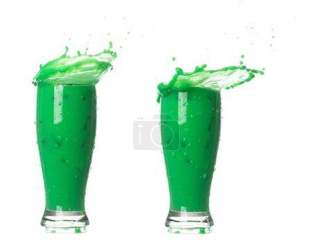 Téléchargez les photos : Matcha vert thé au lait verser tomber, explosion dans l'air. Matcha vert lait thé éclaboussure en forme de bol en verre comme couleur de peinture. fond blanc isolé haute vitesse obturateur gel mouvement - en image libre de droit