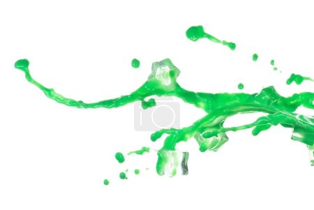 Foto de Verde Matcha té de leche verter caer, explosión en el aire con hielo cubo frío. Derrame de té de leche Matcha verde salpicadura en forma de línea como color de pintura. Fondo blanco aislado de alta velocidad obturador congelar - Imagen libre de derechos