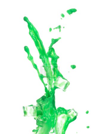 Foto de Verde Matcha té de leche verter caer, explosión en el aire con hielo cubo frío. Derrame de té de leche Matcha verde salpicadura en forma de línea como color de pintura. Fondo blanco aislado de alta velocidad obturador congelar - Imagen libre de derechos