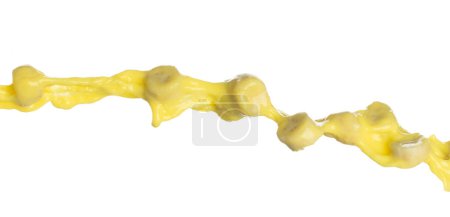 Téléchargez les photos : Le jus de banane s'envole vers le bas, la vague jaune de jus de banane hachée explose. Couleur de peinture jaune éclaboussures jetant dans l'air. Fond blanc Obturateur haute vitesse isolé, lançant le mouvement d'arrêt de gel - en image libre de droit