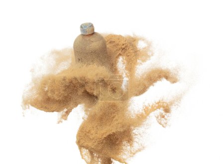 Foto de Recipiente cosmético mosca botella blanca salpicaduras en el aire. Explosión de la botella de crema de loción hidratante volando con polvo de arena bajo sol seco. Fondo blanco aislado de alta velocidad obturador congelar - Imagen libre de derechos