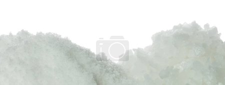 Téléchargez les photos : Mélange de sel explosion volante, grande fleur de gros sels blancs exploser mouche nuage abstraite. tas de mélange de roche salée avec de la poudre moulue, conception d'éléments d'assaisonnement. Fond blanc isolé - en image libre de droit
