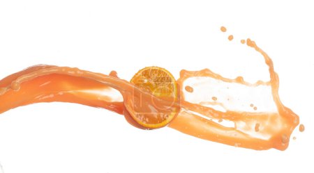 Foto de Zumo de naranja vertiendo en forma de línea. Jugoso naranja golpeó fruta completa revoloteando explosión en el aire, salpicadura de agua líquida derrame como gotita de explosión. Fondo blanco aislado, congelación de movimiento de parada - Imagen libre de derechos