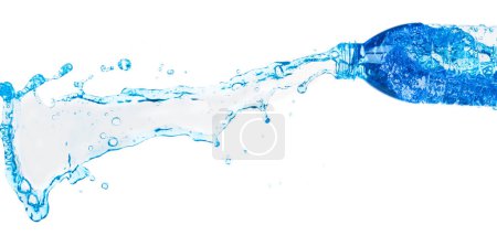 Téléchargez les photos : L'eau potable dans la bouteille en plastique chute voler dans l'air, bouteille en plastique d'eau douce explosion flottante. Bouteilles d'eau douce en plastique verser dans l'air. fond blanc isolé mouvement de gel à grande vitesse - en image libre de droit