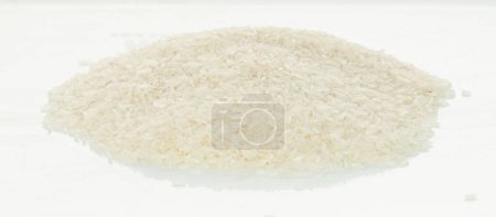 Foto de Conjunto de montones de arroz japonés, arroz de grano blanco que vierte un grupo de nubes abstractas. Hermoso arroz de semilla completa en el aire, diseño de objetos alimenticios. Congelación de enfoque selectivo plano fondo blanco aislado - Imagen libre de derechos