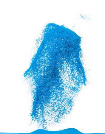 Foto de Explosión voladora de arena azul de pequeño tamaño, onda de grano de arenas oceánicas explotan. Nube abstracta vuela. Salpicadura de arena de color azul lanzando en el aire. Fondo blanco obturador de alta velocidad aislado, lanzando parada de congelación - Imagen libre de derechos