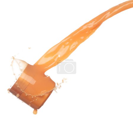 Foto de Crema de loción hidratante de jugo de naranja que se vierte en un recipiente de botella cosmética. Pintura naranja loción belleza revoloteando explosión en el aire, salpicadura derrame como gota de explosión. Fondo blanco aislado - Imagen libre de derechos