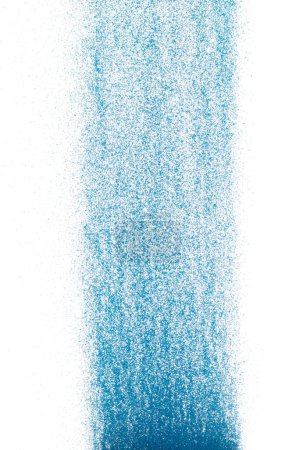 Téléchargez les photos : Explosion volante de sable bleu, onde de sable océanique exploser. Vol nuage abstrait, éclaboussures colorées jetant dans l'air. Fond blanc Obturateur isolé à grande vitesse, arrêt de gel de lancement - en image libre de droit