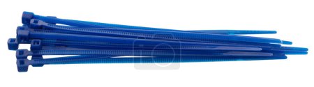 Téléchargez les photos : Cravate de câble en plastique bleu pour maintenir le câble ensemble ou enrouler autour des choses pour électricien, entretien, réparateur. Fermer Câble plastique cravate petite taille, fond blanc isolé - en image libre de droit