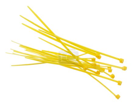 Téléchargez les photos : Attache de câble en plastique jaune pour tenir le câble ensemble ou enrouler autour des choses pour électricien, entretien, réparateur. Fermer Câble plastique cravate petite taille, fond blanc isolé - en image libre de droit
