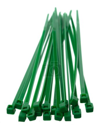 Foto de Corbata de cable de plástico en verde para sujetar el cable o envolver las cosas para electricista, mantenimiento, reparador. Cierre de cable de plástico de pequeño tamaño, fondo blanco aislado - Imagen libre de derechos