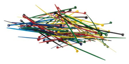 Téléchargez les photos : Cravate de câble en plastique coloré pour tenir le câble ensemble ou enrouler autour des choses pour électricien, entretien, réparateur. Fermer Câble plastique cravate petite taille, fond blanc isolé - en image libre de droit