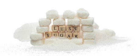 Téléchargez les photos : Moins de sucre lettre alphabet mot perle sur pile de sucre raffiné. Concept de diabète pour réduire les boissons sucrées. Moins de sucre lettre mot sur le type d'édulcorant. Fond blanc isolé - en image libre de droit