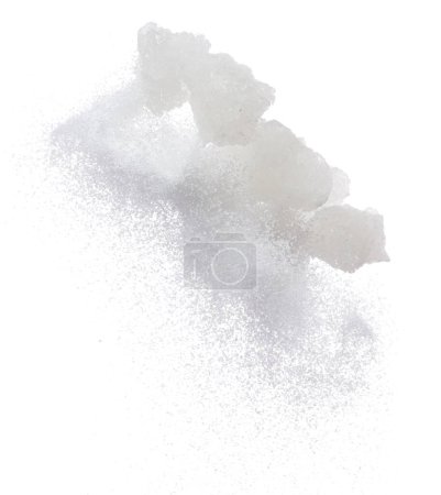 Téléchargez les photos : Rock Sugar mélange poussière de sol raffinée voler explosion, cristal blanc Rock Sugar nuage abstrait flottant. Big Rock Sugar éclaboussure jetant dans l'air. fond blanc isolé mouvement de gel à grande vitesse - en image libre de droit