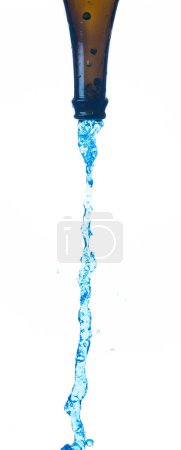 Foto de Agua potable en plástico Botella caída volar en el aire, botella de vidrio de agua dulce explosión flotante. Botellas de agua dulce vierten en el aire. Fondo blanco aislado congelar movimiento de alta velocidad - Imagen libre de derechos
