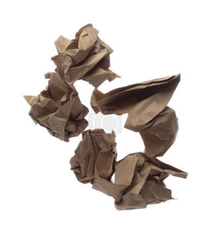 Téléchargez les photos : Brown Crumpled boule de papier est le symbole de la frustration des idées jetées, fond blanc isolé. Boule de papier froissée écrire dessin créatif, résolution de problèmes, illustration potentielle. Beaucoup recycler angle de papier - en image libre de droit