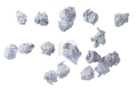 Foto de Bola de papel arrugado es símbolo de frustración descartado ideas, fondo blanco aislado. Bola de papel arrugado escribir proceso creativo, resolución de problemas, innovación potencial. Muchos reciclan ángulo de papel - Imagen libre de derechos