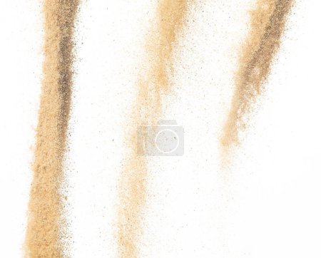 Foto de Explosión de arena voladora, explosión de onda de arena dorada. Las arenas abstractas nublan. Salpicadura de arena de color amarillo lanzando al aire. Fondo blanco Obturador de alta velocidad aislado, lanzando movimiento de parada de congelación - Imagen libre de derechos