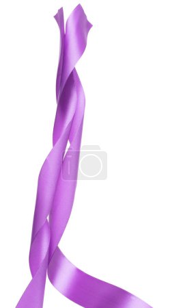Téléchargez les photos : Ruban violet Violet longue mouche droite dans l'air avec rouleau courbe brillant. Ruban violet violet pour cadeau cadeau fête d'anniversaire à enrouler autour décorer et faire de tissu textile longue droite. Fond blanc isolé - en image libre de droit