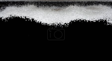 Foto de Explosión voladora de cubo de azúcar refinado puro, mosca abstracta de azúcar de cristal blanco. Los cubos de azúcar refinados puros chapotean la parada en el aire, diseño del objeto alimenticio. Fondo negro aislado enfoque selectivo borroso - Imagen libre de derechos