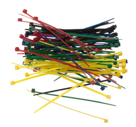 Téléchargez les photos : Cravate de câble en plastique coloré pour tenir le câble ensemble ou enrouler autour des choses pour électricien, entretien, réparateur. Fermer Câble plastique cravate petite taille, fond blanc isolé - en image libre de droit
