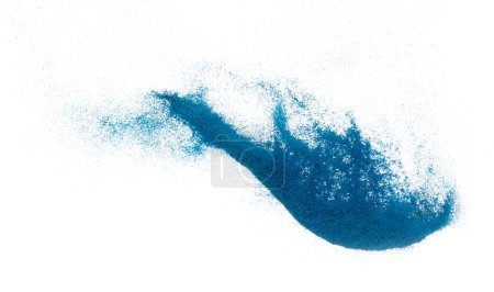 Foto de Explosión de vuelo de arena azul, onda de grano de arenas oceánicas explotar. Nube abstracta volar, salpicadura de color tirar en el aire. Fondo blanco obturador de alta velocidad aislado, lanzando parada de congelación - Imagen libre de derechos