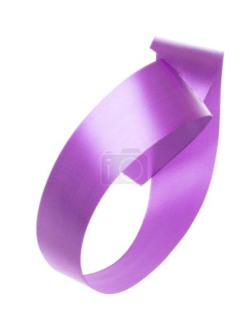 Foto de Cinta violeta púrpura larga mosca recta en el aire con rollo de curva brillante. Cinta violeta púrpura para regalo regalo fiesta de cumpleaños para envolver alrededor decorar y hacer largo recto. Fondo blanco aislado - Imagen libre de derechos