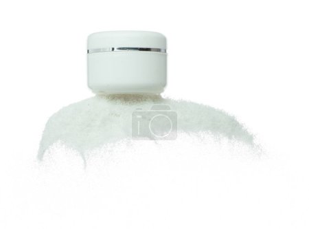 Foto de Recipiente cosmético mosca botella blanca salpicaduras en la arena blanca. Tubo de polvo de arena transparente en medio del aire. Crema de loción hidratante explosión botella volando. Fondo blanco aislado obturador de alta velocidad - Imagen libre de derechos