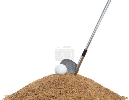 Téléchargez les photos : Une balle de golf explose du bunker de sable. Golfeur frappé balle avec club à l'explosion de sable au vert. Le club de golf a touché la balle dans l'explosion du bunker de sable. fond blanc isolé mouvement de gel - en image libre de droit