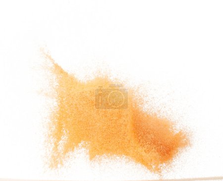 Téléchargez les photos : Explosion volante de sable orange de petite taille, onde de grain de sable de fruit explosent. Vol nuageux abstrait. Splash de sable de couleur orange jetant dans l'air. Fond blanc Obturateur isolé à grande vitesse, gel de lancement - en image libre de droit