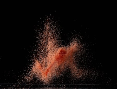 Foto de Explosión de vuelo de arena roja, onda de grano de punto de partícula explota. Nube abstracta vuela. tierra seca naranja salpicadura de arena de color lanzando en el aire. Fondo negro Aislado - Imagen libre de derechos